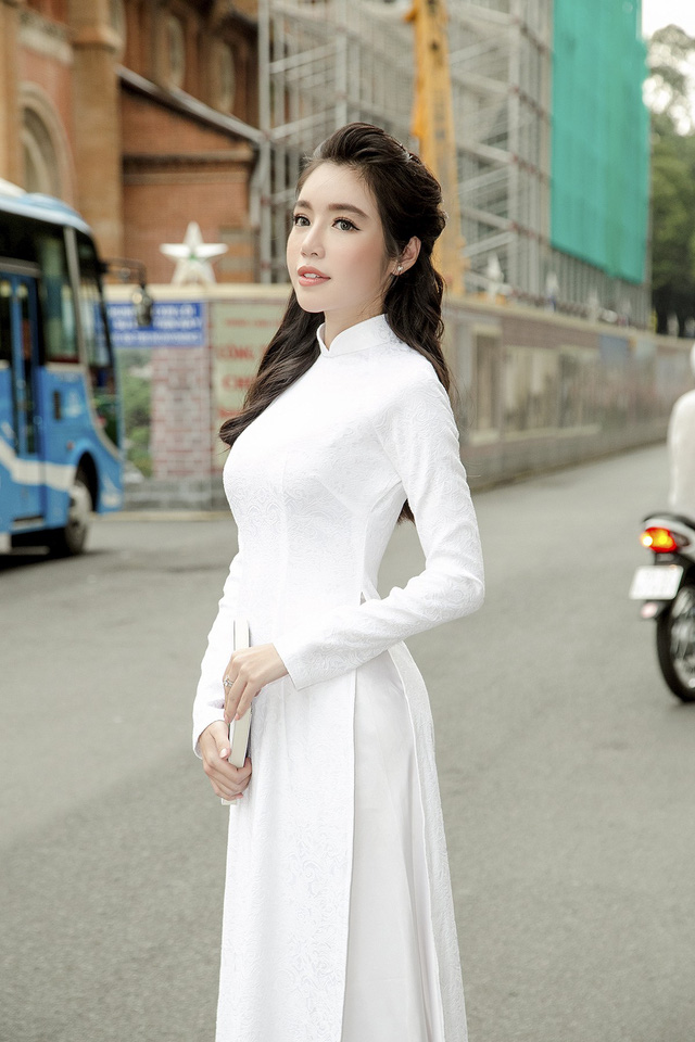 Elly Trần lần đầu trải lòng thời bỏ học, trở thành hot girl ngực khủng